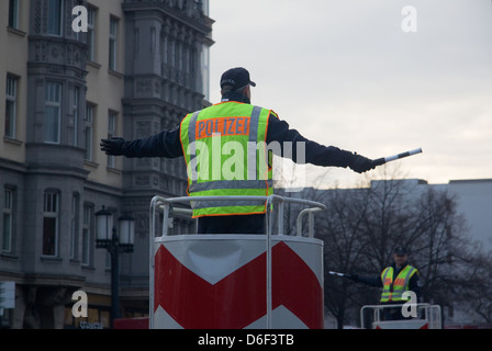 Berlin, Deutschland, Polizist regelt den Verkehr Stockfoto