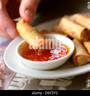 Gemüse-Frühlingsrollen mit süßer Chilisauce Stockfoto