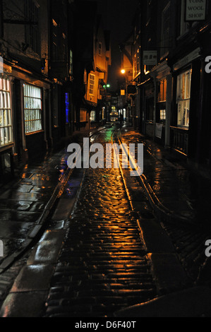 Die historischen Trümmern Straßenszene in der Nacht in der historischen Stadt York Yorkshire UK Stockfoto