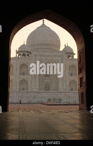 Blick auf das Taj Mahal durch den Bogen der Moschee, UNESCO-Weltkulturerbe, Agra Uttar Pradesh, Indien Stockfoto