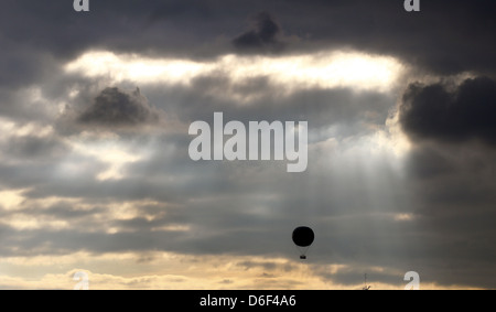 Berlin, Deutschland, Sonne durch eine dicke Wolkendecke Stockfoto