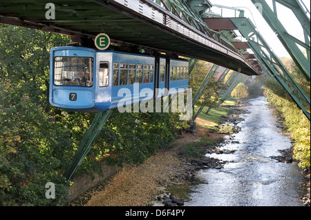 Wuppertal, Deutschland, die Schwebebahn über der Wupper Stockfoto