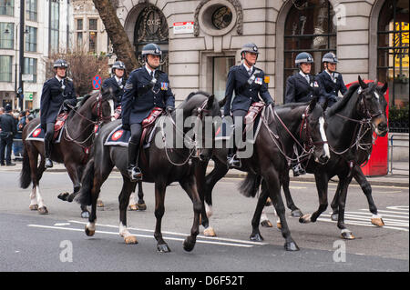 London Aldwych Strand Baroness Margaret Maggie Thatcher Beerdigung Cortege Parade bestiegen Metropolitan Police Street Szene Pferde Stockfoto