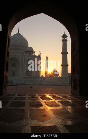 Sunrise-Blick auf das Taj Mahal durch den Bogen der Moschee, UNESCO-Weltkulturerbe, Agra Uttar Pradesh, Indien Stockfoto