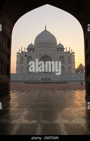 Sunrise-Blick auf das Taj Mahal durch den Bogen der Moschee, UNESCO-Weltkulturerbe, Agra Uttar Pradesh, Indien Stockfoto