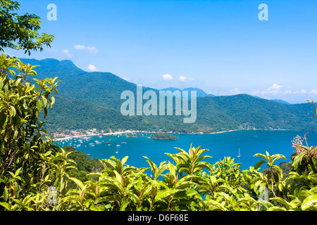 Atemberaubende Aussicht auf Enseada Santorini vom trail Suche während der wunderschönen sonnigen Tag, Sicht auf dem Weg in Palmas, Ilha Grande, Brasilien Stockfoto