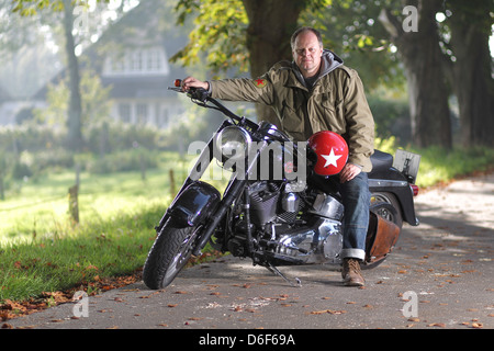 Handewitt, Deutschland, ein Mann sitzt auf seinem Motorrad, einer Harley-Davidson Stockfoto