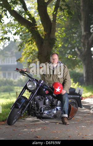 Handewitt, Deutschland, ein Mann sitzt auf seinem Motorrad, einer Harley-Davidson Stockfoto