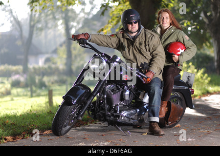 Handewitt, Deutschland, ein paar sitzt auf seinem Motorrad, einer Harley-Davidson Stockfoto