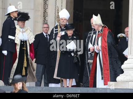 London, UK. 17. April 2013.  Die Königin verlässt St. Pauls Kathedrale im Zentrum von London. Würdenträger aus der ganzen Welt kam Königin Elizabeth II und Prinz Philip, Duke of Edinburgh, als Großbritannien an ehemaligen Premierminister Thatcher Baroness Thatcher in einem feierlichen Begräbnis mit militärischen Ehren in der St. Pauls Cathedral Hommage. Lady Thatcher, der letzte Woche gestorben ist, war die erste weibliche Premierminister und war von 1979 bis 1990. Stockfoto