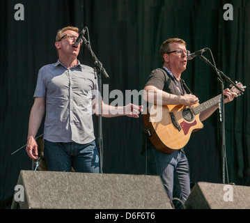 Die Verkünder, Charlie und Craig Reid, eineiige Zwillinge aus Schottland auf der Bühne V Fest Essex, UK Stockfoto