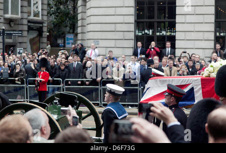 Baroness Thatcher Sarg verläuft entlang der Fleet Street auf einer Lafette, begleitet von Mitgliedern der Streitkräfte und von Tausenden von Menschen beobachtet. Stockfoto