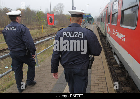 Flensburg, Deutschland, die föderale Polizei bei einer Kontrolle im Zug der Deutschen Bahn Stockfoto