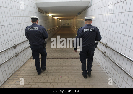 Flensburg, Deutschland, die föderale Polizei bei einer Kontrolle im Zug der Deutschen Bahn Stockfoto