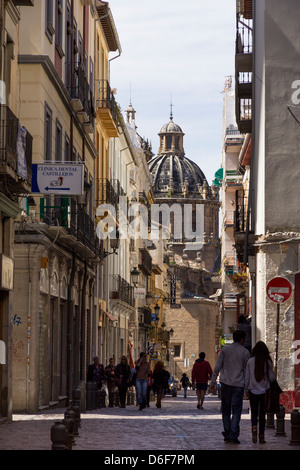 Suche entlang der Calle San Geronimo, die Kuppel der Parroquia de Los Santos Justo y Pastor, Viertel Kathedrale, Granada Stockfoto