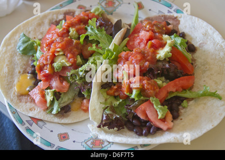 Zwei köstliche Bohne Burritos mit frischen, biologischen Gemüse, Käse und picante Sauce gehäuften Stockfoto