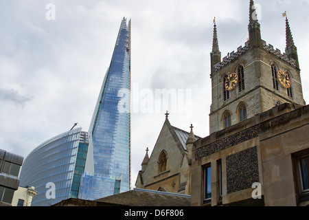 Southwark Cathedral Vs The Shard am Themse-Ufer. Alt und neu in London Stockfoto