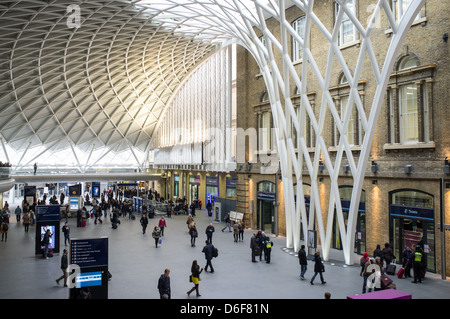 Allgemeine Ansicht Bild von London Kings Cross Station, UK Stockfoto