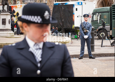 London Aldwych Strand Baroness Margaret Thatcher Trauerzuges parade März letzten RAF-Flieger Flieger & Polizistin Stockfoto