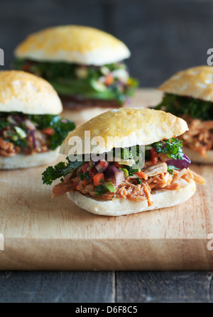 Mini-Vorspeise-Sandwiches mit gezogener Fleisch und Gemüse Krautsalat Stockfoto