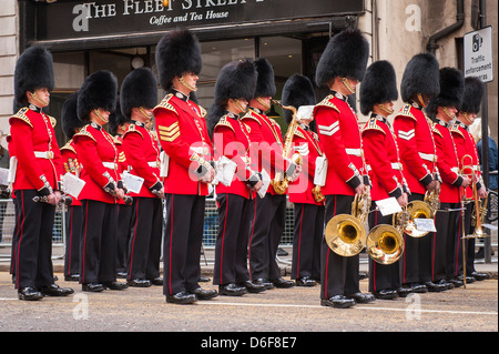 London Strand Baroness Margaret Thatcher Trauerzuges parade Scots Guards Band Brass Band März vergangenen Stockfoto