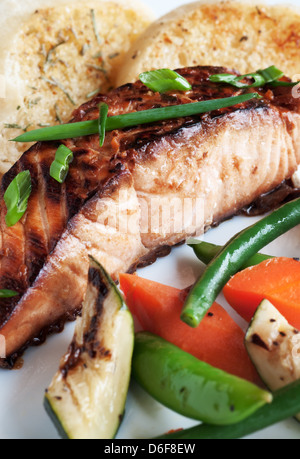 Gefangener Wildlachs mit gegrilltem Gemüse und Brot Stockfoto