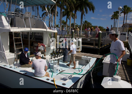 Die Charta Schiff Lo Que Sea ist wieder in ihren Slip in ft. Pierce Marina nach einem erfolgreichen Tag der Hochseefischerei. Stockfoto