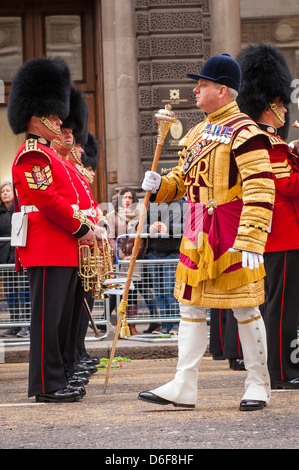 London Strand Baroness Margaret Thatcher Trauerzuges parade Scots Guards Band Drum Major März vergangenen Stockfoto
