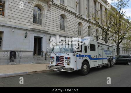 Washington, DC, USA. 17. April 2013. Ein Capitol Police Gefahrstoffe Einheit draußen wartet der US-Senat Russell Bürogebäude nach Entdeckung eines Verdächtigen Pakets in das benachbarte Hart Gebäude und eventuell in Russell. (Bild Kredit: Kredit: Jay Mallin/ZUMAPRESS.com/Alamy Live-Nachrichten) Stockfoto