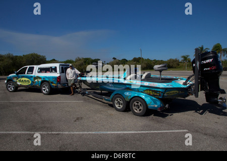 Kapitän Mark Shepard, bereitet sich auf seinem Bass Ranger 520-Boot für einen Tag Angeln aus Clewiston Marina, Clewiston, FL starten Stockfoto