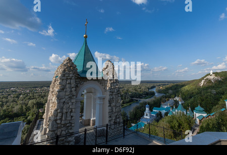 Blick von der Aussichtsplattform des Swjatogorsker orthodoxe Kloster Severskiy Donec River (Ukraine) Stockfoto