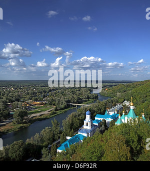 Blick von der Aussichtsplattform des Swjatogorsker orthodoxe Kloster Severskiy Donec River (Ukraine) Stockfoto