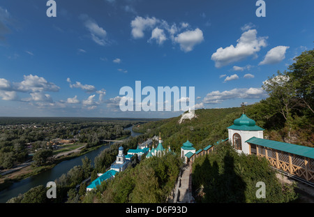 Blick von der Aussichtsplattform des Swjatogorsker orthodoxe Kloster Severskiy Donec River (Ukraine) Stockfoto