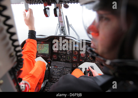 Westerland, Deutschland, DRF station chief pilot Juergen Voiss Marke Rettung Hubschrauber BK 117 Stockfoto