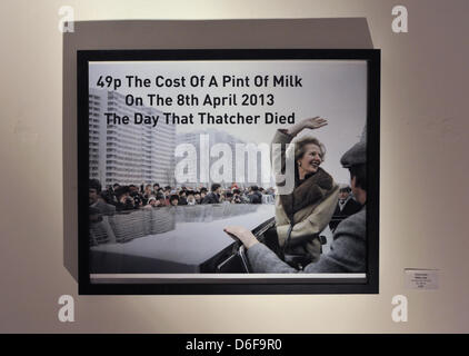 Percy Street, London, UK. 17. April 2013.  "Milchig Lady"-Thom Earle.  Eine neue Ausstellung, die Erforschung alternativer Porträts von den späten Baroness Thatcher, öffnet am Londoner Galerie anders, mit 10 für 10 Tage mit dem Thema No10 binden ausstellenden Künstlern. Stockfoto