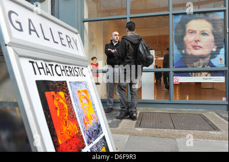 Percy Street, London, UK. 17. April 2013. Eine neue Ausstellung, die Erforschung alternativer Porträts von den späten Baroness Thatcher, öffnet am Londoner Galerie anders, mit 10 für 10 Tage mit dem Thema No10 binden ausstellenden Künstlern. Stockfoto