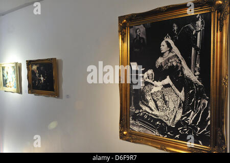 Percy Street, London, UK. 17. April 2013.  "Maggie Regina"-Peter Kennard. Eine neue Ausstellung, die Erforschung alternativer Porträts von den späten Baroness Thatcher, öffnet am Londoner Galerie anders, mit 10 für 10 Tage mit dem Thema No10 binden ausstellenden Künstlern. Stockfoto