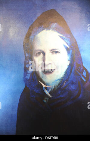 Percy Street, London, UK. 17. April 2013.  "Blue Lady" – Nasser Azam. Eine neue Ausstellung, die Erforschung alternativer Porträts von den späten Baroness Thatcher, öffnet am Londoner Galerie anders, mit 10 für 10 Tage mit dem Thema No10 binden ausstellenden Künstlern. Stockfoto
