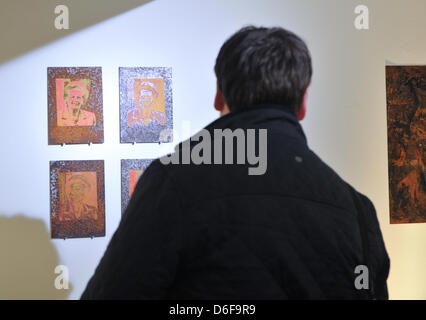 Percy Street, London, UK. 17. April 2013.  "Rusty Iron Lady I – IV" – Paul Tecklenberg. Eine neue Ausstellung, die Erforschung alternativer Porträts von den späten Baroness Thatcher, öffnet am Londoner Galerie anders, mit 10 für 10 Tage mit dem Thema No10 binden ausstellenden Künstlern. Stockfoto