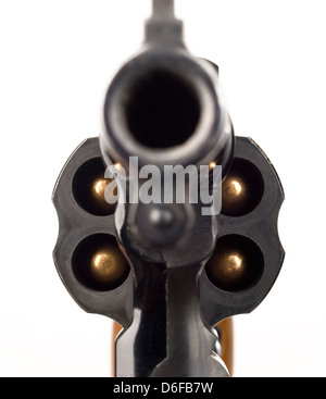 38 Kaliber Revolver Pistole geladen Zylinder Gewehrlauf nahe spitz bis auf weiß Stockfoto