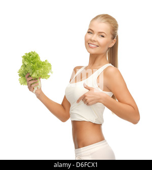 sportliche Frau mit Salat mit abs Stockfoto