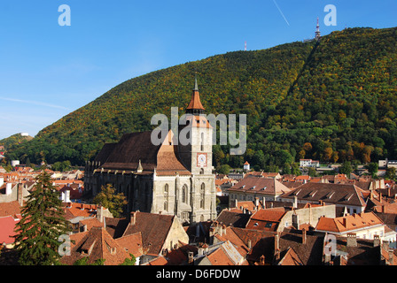 Brasov die wichtigsten Wahrzeichen, die schwarze Kirche, die größte gotische im östlichen Europa, thront über der Altstadt. Rumänien Stockfoto