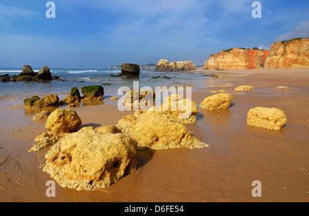 Praia da Rocha ist der Strand und bebaute Fläche auf dem Atlantischen Ozean im Süden Portugals Algarve. Stockfoto