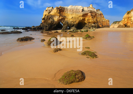 Praia da Rocha ist der Strand und bebaute Fläche auf dem Atlantischen Ozean im Süden Portugals Algarve. Stockfoto