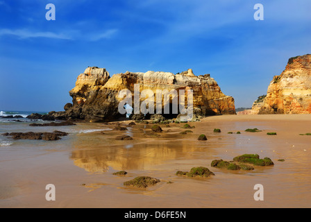 Praia da Rocha ist der Strand und bebaute Fläche auf dem Atlantischen Ozean im Süden Portugals Algarve. Stockfoto