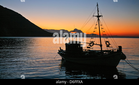 Sonnenaufgang über der Bucht mit Boot bei Loutro in West-Kreta-Griechenland Stockfoto