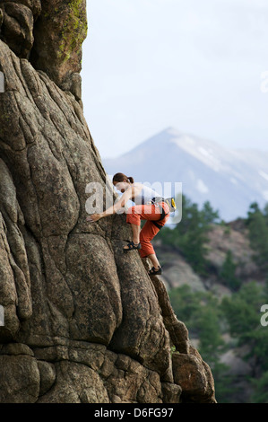 Junge Frau Klettern am Elephant Rock, in der Nähe von Buena Vista, Colorado, USA Stockfoto