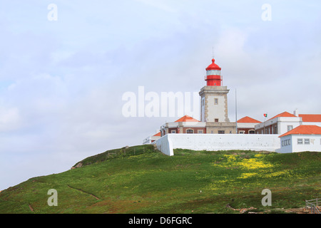 Leuchtturm auf Hügel in Cabo da Roca, der westlichste Punkt Europas, befindet sich in Portugal Stockfoto