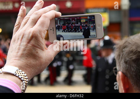 London, UK. 17. April 2013. Das Begräbnis von Baronin Margaret Thatcher. Eine Person nimmt ein Bild auf seinem Handy, während einige der Wachen vorbei marschieren. Die Trauerfeier findet in St. Pauls Cathedral, London. Bild: Paul Marriott Fotografie/Alamy Live-Nachrichten Stockfoto