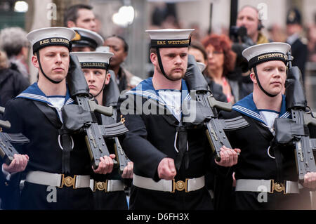 London, UK, 17. April 2013.  Trauerfeier von Baroness Thatcher findet in der St. Pauls Cathedral.  Mitglieder der Royal Navy sind ihren Respekt zu zahlen, da der Sarg, in der Anschluß-Markierungsfahne, drapiert auf einer Lafette mit vollen militärischen Ehren getragen wird. Stockfoto